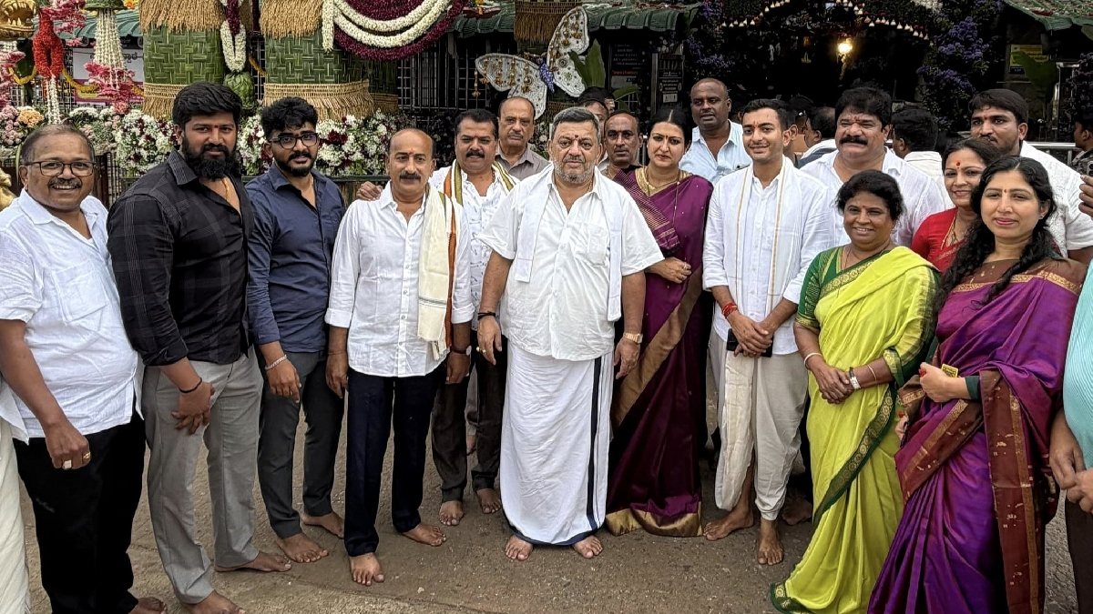 ಚಾಮುಂಡೇಶ್ವರಿ ದೇಗುಲಕ್ಕೆ ಕುಟುಂಬ ಸಮೇತ ಎಸ್.ಎಸ್. ಮಲ್ಲಿಕಾರ್ಜುನ್ ಭೇಟಿ - ವಿಶೇಷ ಪೂಜೆ ಸಲ್ಲಿಕೆ!!