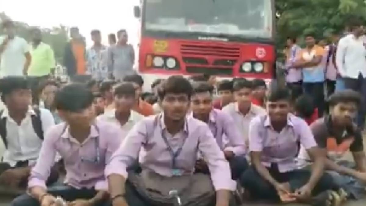 Vijayapura Students Block Road, Demand Government Bus Stop at Kavalagi Village