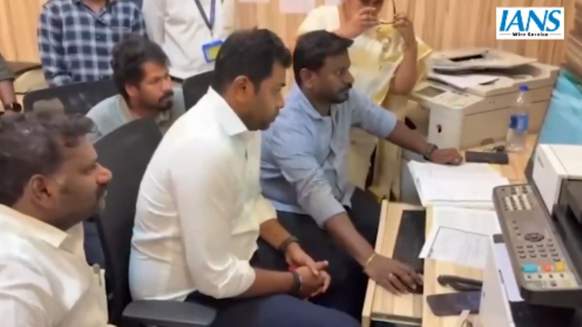 Tamil Nadu Ministers Inspect Delhi Helpline Control Room Set Up to Coordinate Rescue Efforts for People Affected by Nepal Disaster
