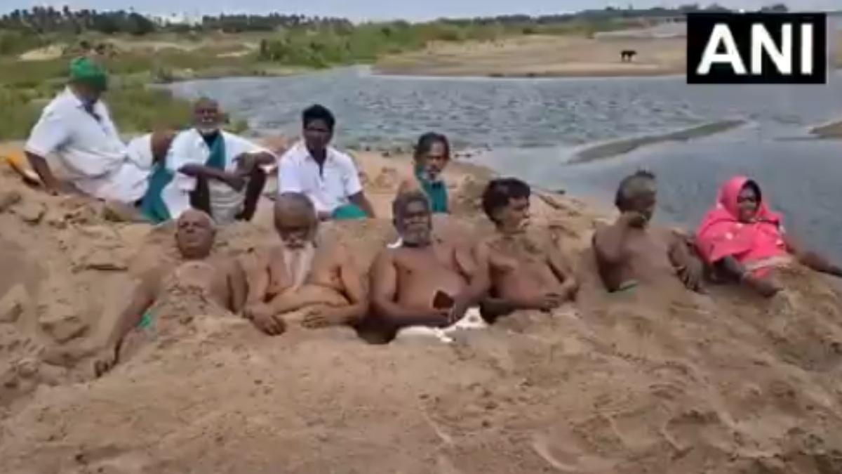 ಕಾವೇರಿ ನೀರು ಬಿಡುಗಡೆಗೆ ಆಗ್ರಹ - ಮರಳಿನಲ್ಲಿ ತಮ್ಮನ್ನು ತಾವು ಹೂತುಕೊಂಡು ತಮಿಳುನಾಡು ರೈತರ ವಿನೂತನ ಪ್ರತಿಭಟನೆ!!