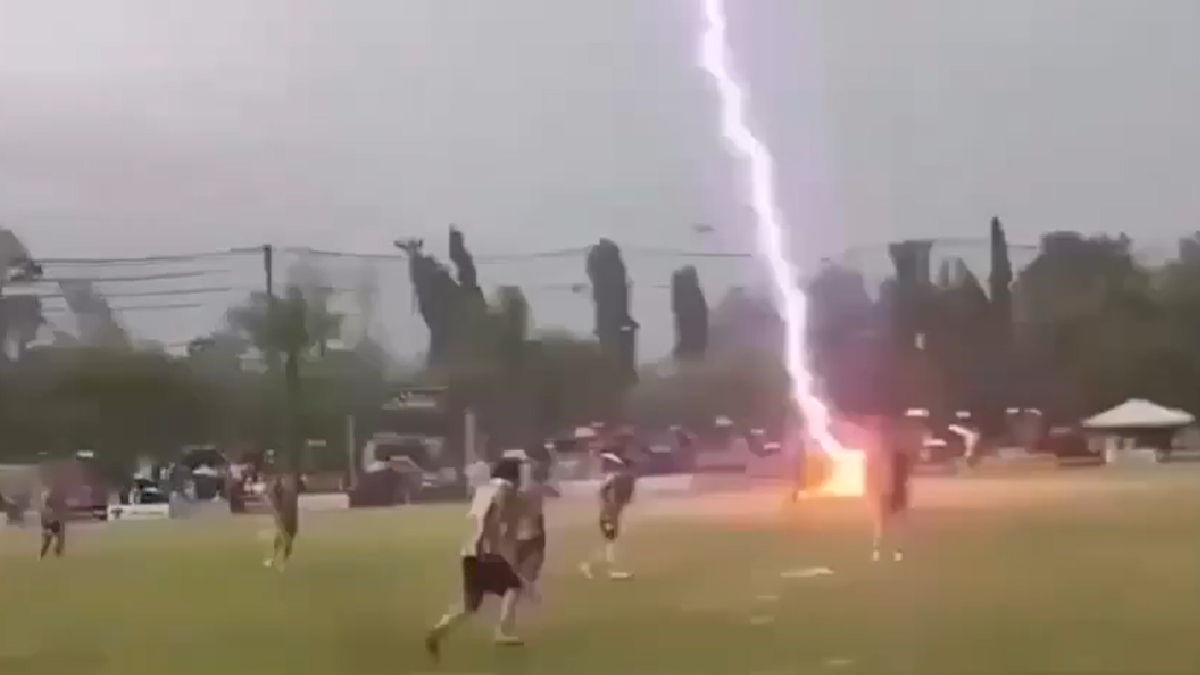 Thai Footballer Killed by Lightning Strike During Match in Southern Thailand; Viral Video Shocks Social Media