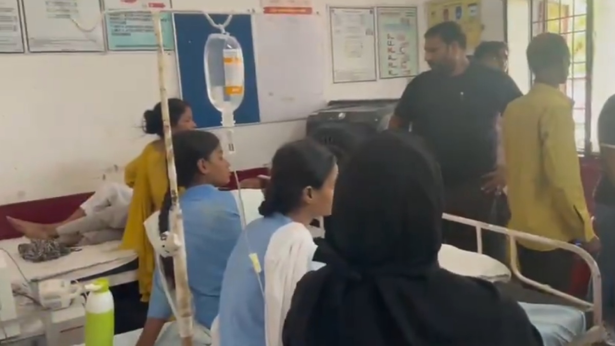 UP Schoolgirls Faint During Independence Day March | Photo Credit: https://x.com/arjunsingh800