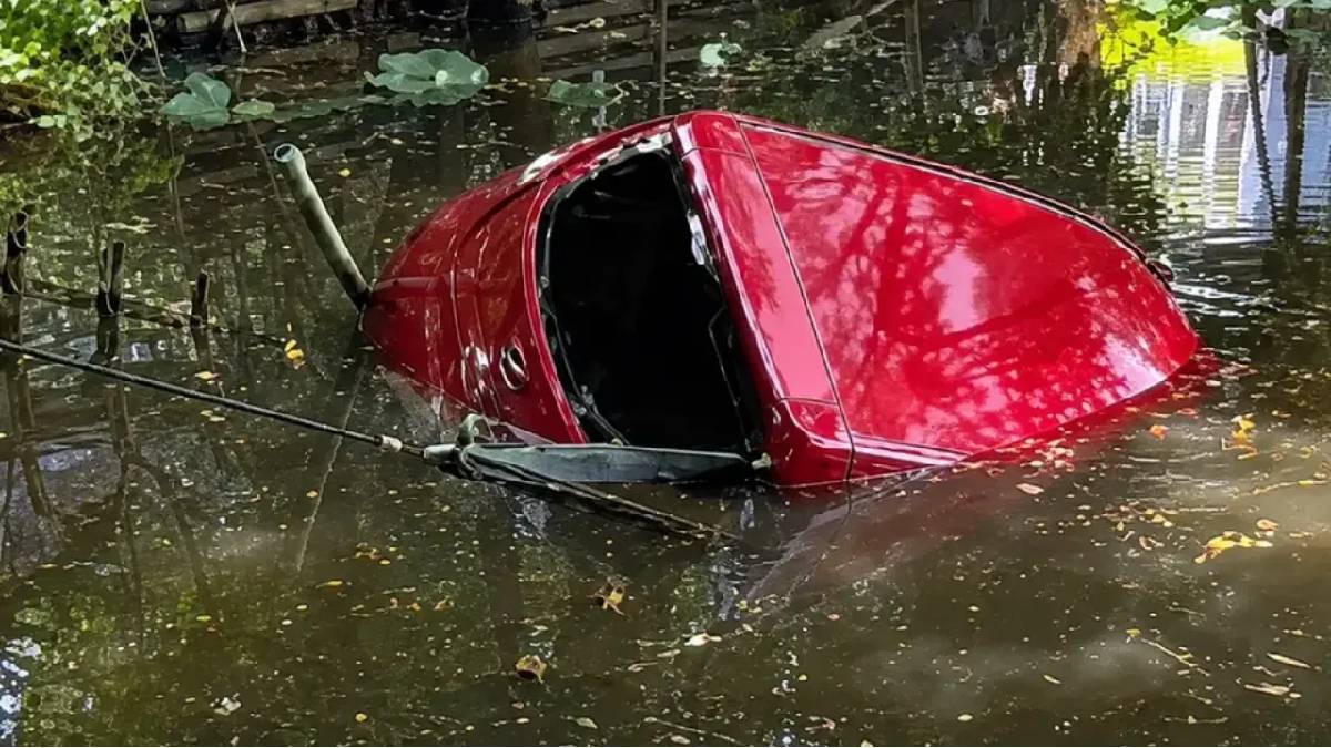 Kolkata Woman Drowns After Car Plunges Into Pond During Practice | Photo Credit: https://x.com/mathrubhumieng