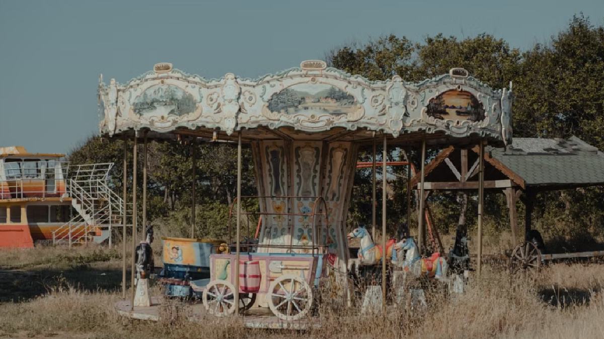 Abandoned amusement park with overgrown rides | Photo Credit: https://www.pexels.com/