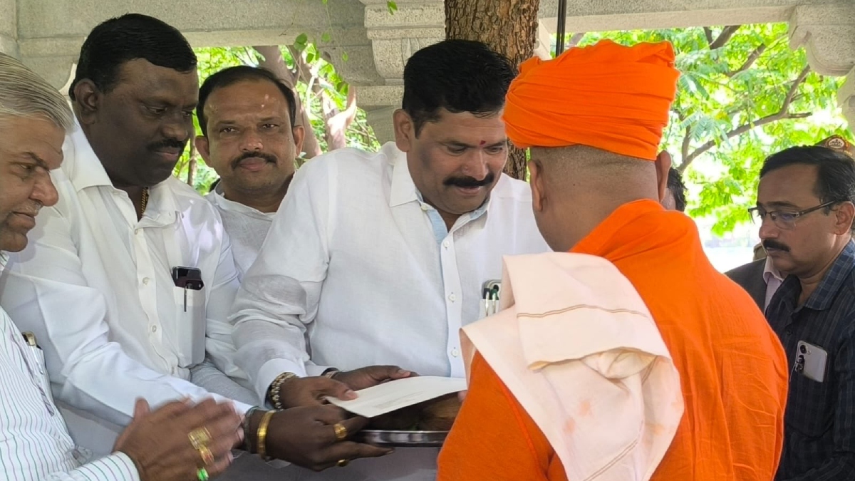 ಗವಿಸಿದ್ದೇಶ್ವರ ಮಹಾಸ್ವಾಮೀಜಿ | Photo Credit: https://x.com/CMofKarnataka