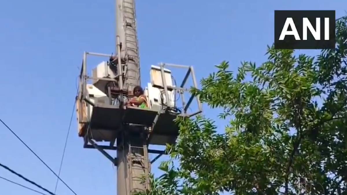 Agra Woman Climbs Tower Near UP CM’s Residence in Lucknow Over Alleged Land Dispute, Rescued by Police and Fire Department