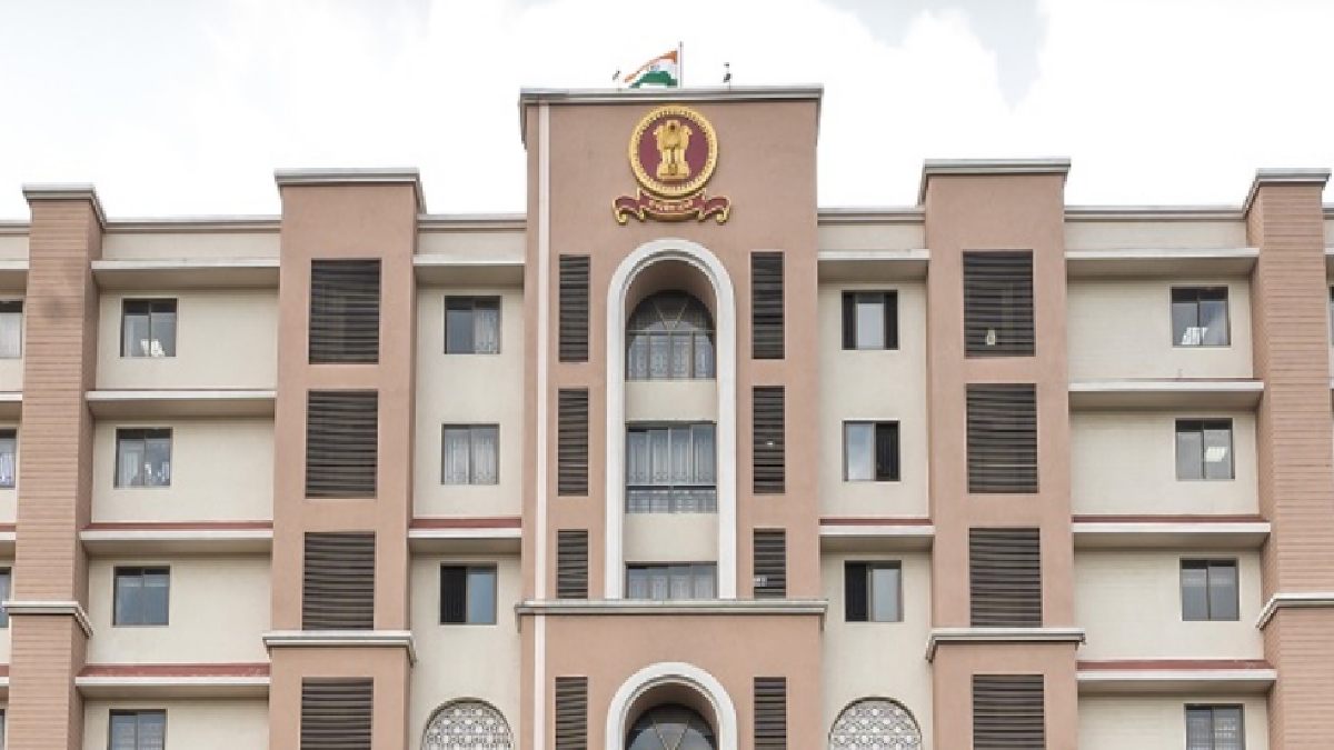 Bomb Threat to Ahmedabad Courts Sparks Security Operation, Investigation Underway