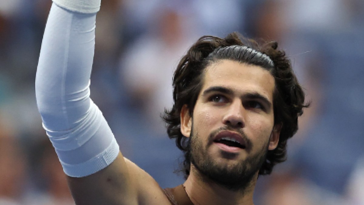 Carlos Alcaraz Battles Back After First-Set Loss to Enter US Open Third Round