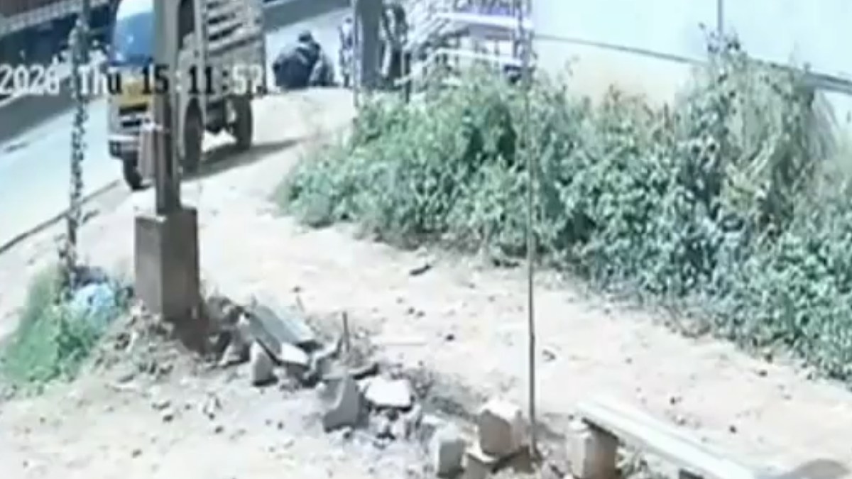Anekal Road Accident: 20-Year-Old College Student Dies After Cement Lorry Hits Scooter