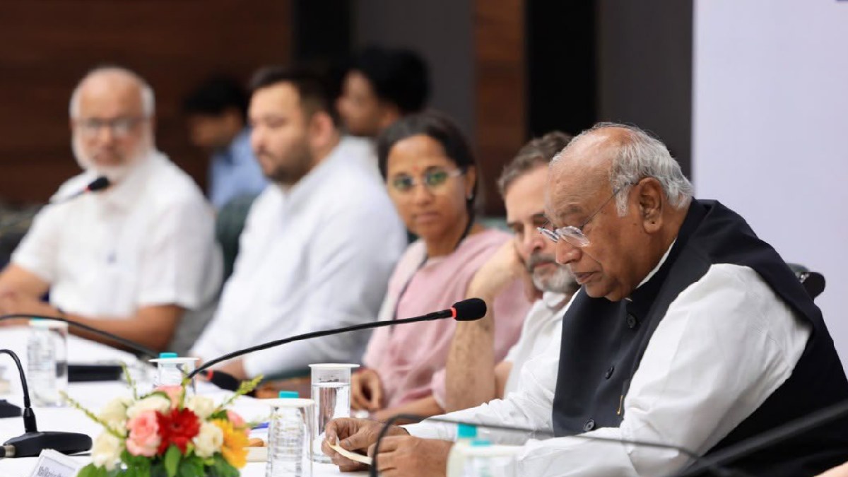INDIA bloc leaders demand ballot voting instead of EVMs | Photo Credit: https://x.com/NasirHussainINC