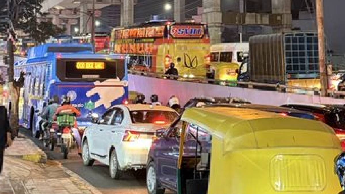 9 ಕಿಮೀ ಕ್ರಮಿಸೋಕೆ 1 ಗಂಟೆ – ಬೆಂಗ್ಳೂರಲ್ಲಿ ಮಳೆಯಿಂದ ಭಾರೀ ಟ್ರಾಫಿಕ್‌ ಜಾಮ್‌!!