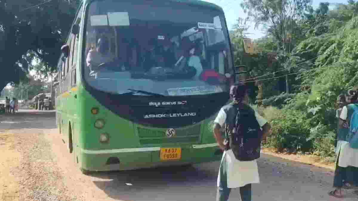 ಕೊಪ್ಪಳದ KSRTC ಬಸ್ ನಿಲ್ಲಿಸದಿದ್ದಕ್ಕೆ ವಿದ್ಯಾರ್ಥಿನಿ ಆಕ್ರೋಶ; ಬಸ್ ಹಿಂಬಾಲಿಸಿ ಚಾಲಕ-ನಿರ್ವಾಹಕರನ್ನು ಪ್ರಶ್ನಿಸಿದ ಬಾಲಕಿ!!
