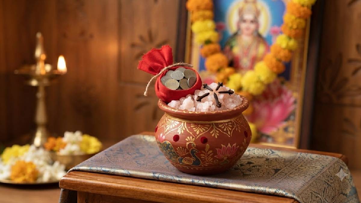 11 ನಾಣ್ಯ, ಕಲ್ಲುಪ್ಪು, ಕೆಂಪು ಬಟ್ಟೆ; ಸಂಪತ್ತು ಹೆಚ್ಚಿಸಲು ಈ ಸರಳ ವಾಸ್ತು ವಿಧಾನ!!