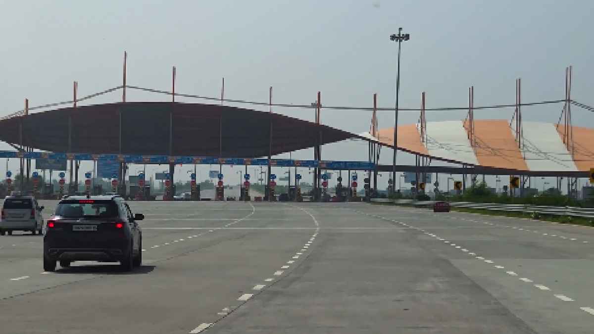 Vehicles queue at toll plaza lanes | Photo Credit: https://x.com/DetoxTravellerr