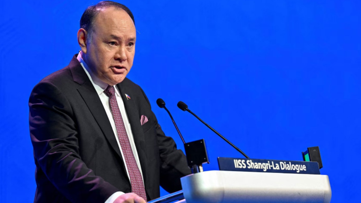 China Hands Philippines Defence Chief a Note Mid-Speech — His Response Stuns Seoul Forum