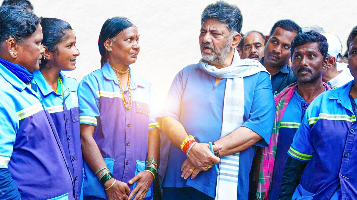 ಮಹಿಳಾ ಪೌರಕಾರ್ಮಿಕರಿಗೆ ಆದ ಅವಮಾನ: ವೇದಿಕೆಯಲ್ಲೇ ಯುನಿಫಾರ್ಮ್ ಧರಿಸಿದ ಡಿಕೆ ಶಿವಕುಮಾರ್!!