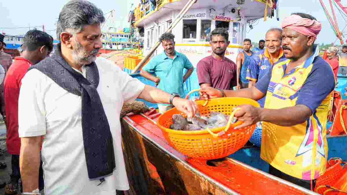 ಮಂಗಳೂರು ಮೀನುಗಾರಿಕೆ ಧಕ್ಕೆಗೆ ಸಿಎಂ ಡಿಕೆ ಶಿವಕುಮಾರ್ ಸರ್ಪ್ರೈಸ್ ವಿಸಿಟ್ | Photo Credit: https://x.com/DKShivakumar