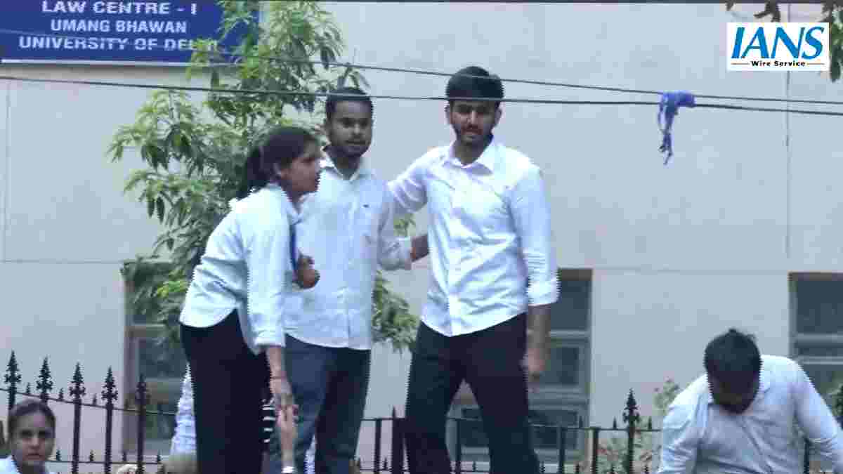 ದೆಹಲಿ - DUSU ಚುನಾವಣೆ ವೇಳೆ ಲಾ ಸೆಂಟರ್ ಬಳಿ ಹೈಡ್ರಾಮಾ; ಪೊಲೀಸ್ ಬ್ಯಾರಿಕೇಡ್ ಏರಿ NSUI ವಿರುದ್ಧ ABVP ಘೋಷಣೆ!!