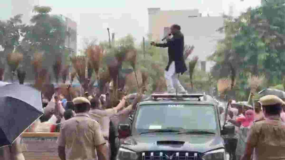 ಫರಿದಾಬಾದ್‌ನಲ್ಲಿ ಪೌರ ಕಾರ್ಮಿಕರ ಆಕ್ರೋಶ; ಕೈಯಲ್ಲಿ ಪೊರಕೆ ಹಿಡಿದು ಸರ್ಕಾರದ ವಿರುದ್ಧ ಪ್ರತಿಭಟನೆ!!