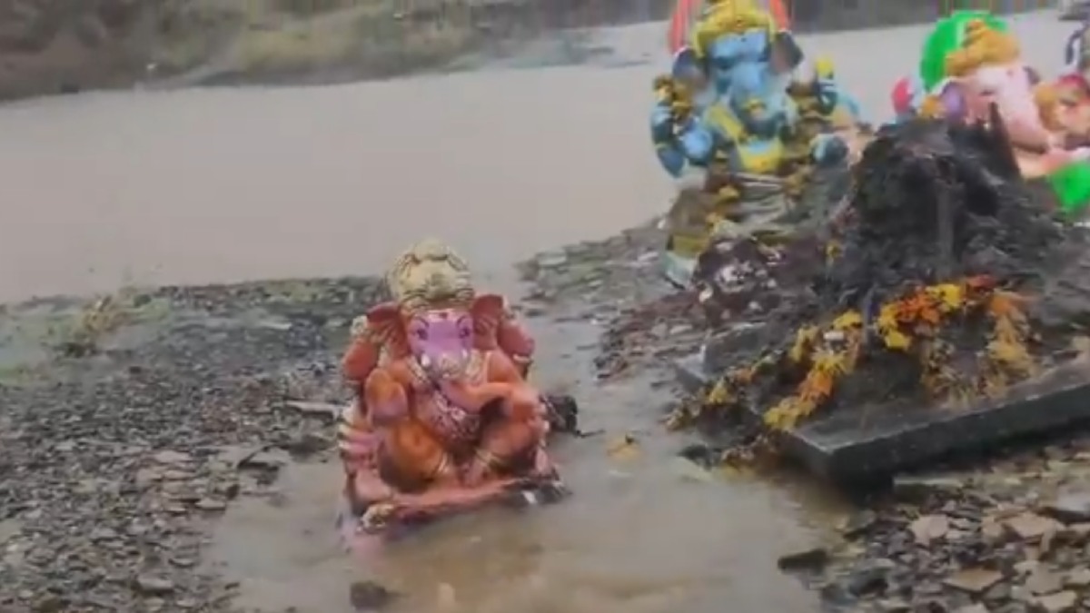 Ganesh Idols In Dry Chitravathi River Amid Anantapur Drought | Photo Credit: https://x.com/