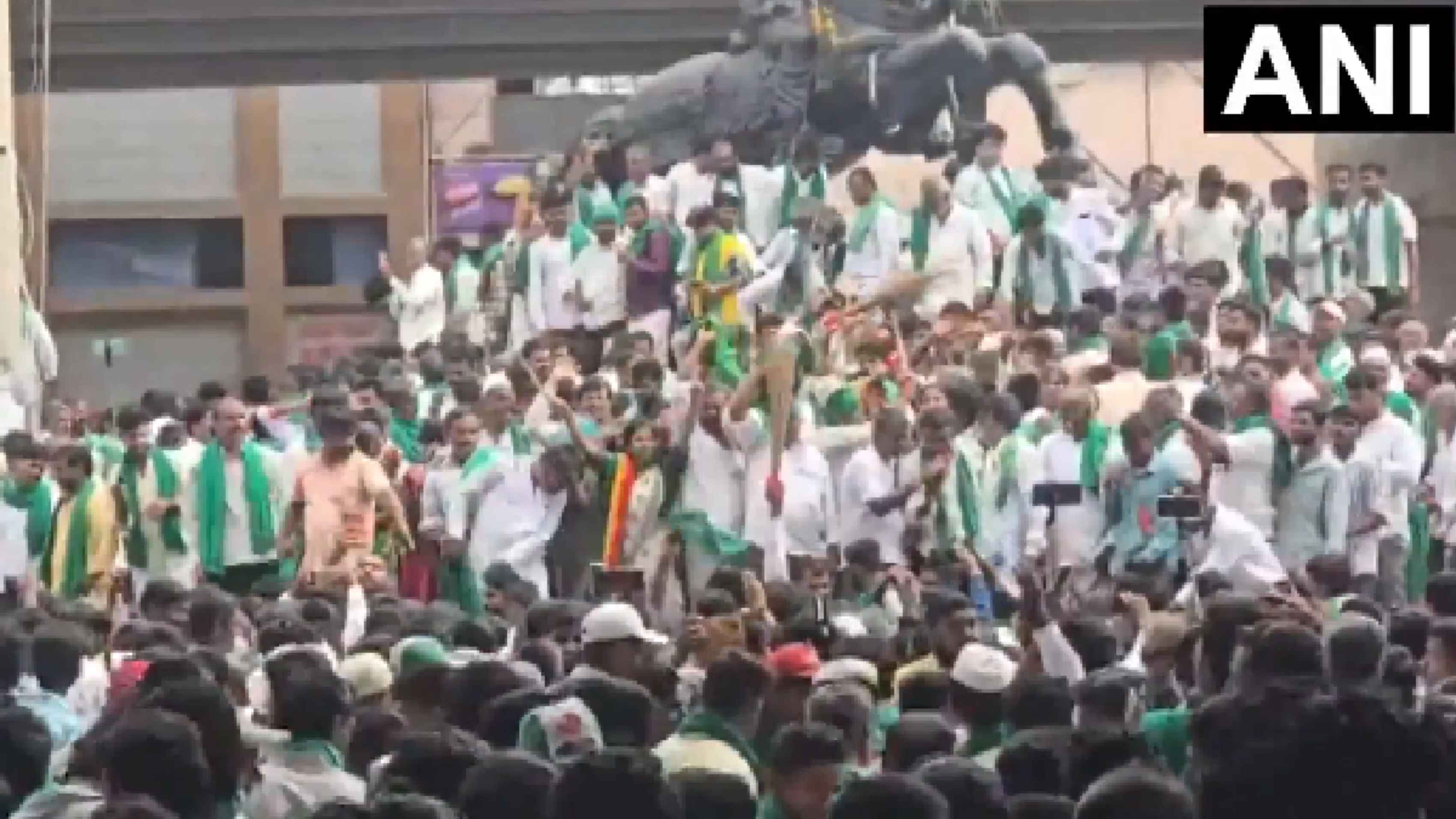 Karnataka Sugarcane Farmers Protest in Hubballi, Plan March to Pralhad Joshi’s Residence