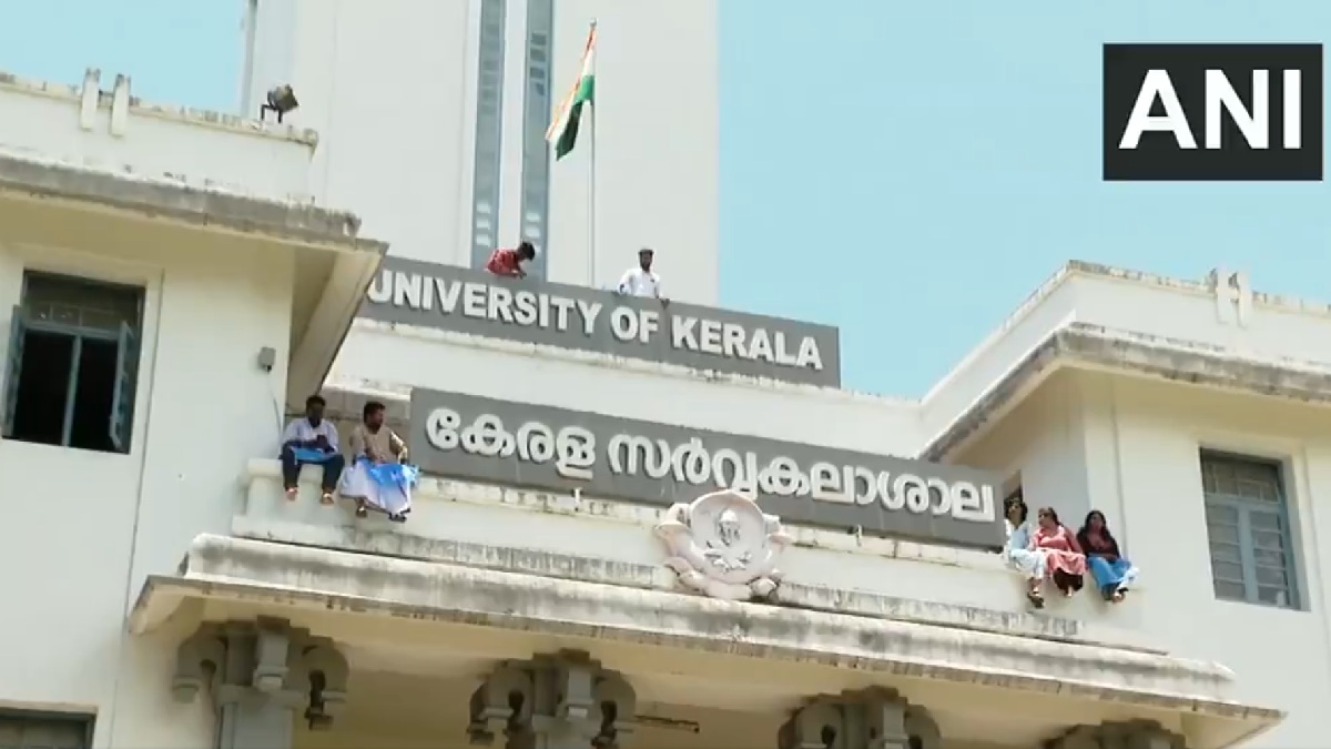 KSU Protest Turns Dramatic In Thiruvananthapuram As Students Climb University Building Over SFI Bias Allegation