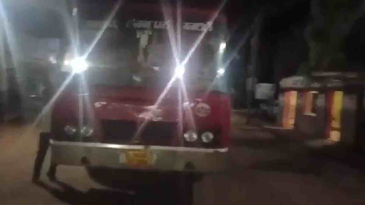 Dark Karnataka road with government bus | Photo Credit: https://x.com/RAshokaBJP
