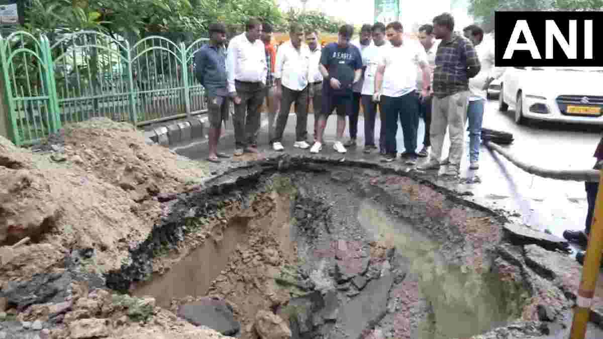 ಮಳೆ ಆರ್ಭಟಕ್ಕೆ ಏಕಾಏಕಿ ಕುಸಿದ ರಸ್ತೆ | Photo Credit: https://x.com/ANI