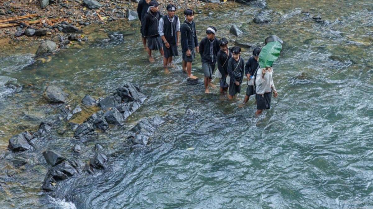 Chhattisgarh Schoolchildren Risk Their Lives Crossing River On Unfinished Bridge