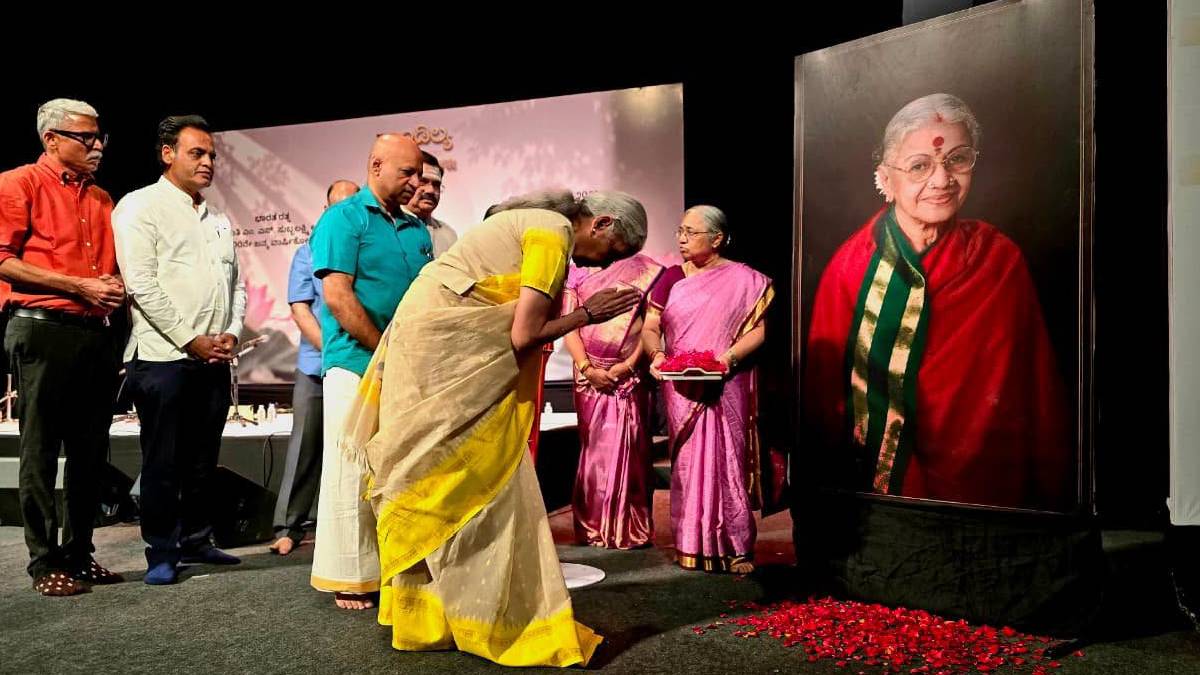 ಎಂ.ಎಸ್. ಸುಬ್ಬುಲಕ್ಷ್ಮಿ ಹಾಡು ಕೇಳಿ ಕಣ್ಣೀರಿಟ್ಟ ನಿರ್ಮಲಾ ಸೀತಾರಾಮನ್; ಬೆಂಗಳೂರಿನಲ್ಲಿ ಭಾವುಕರಾದ ಸಚಿವೆ!!