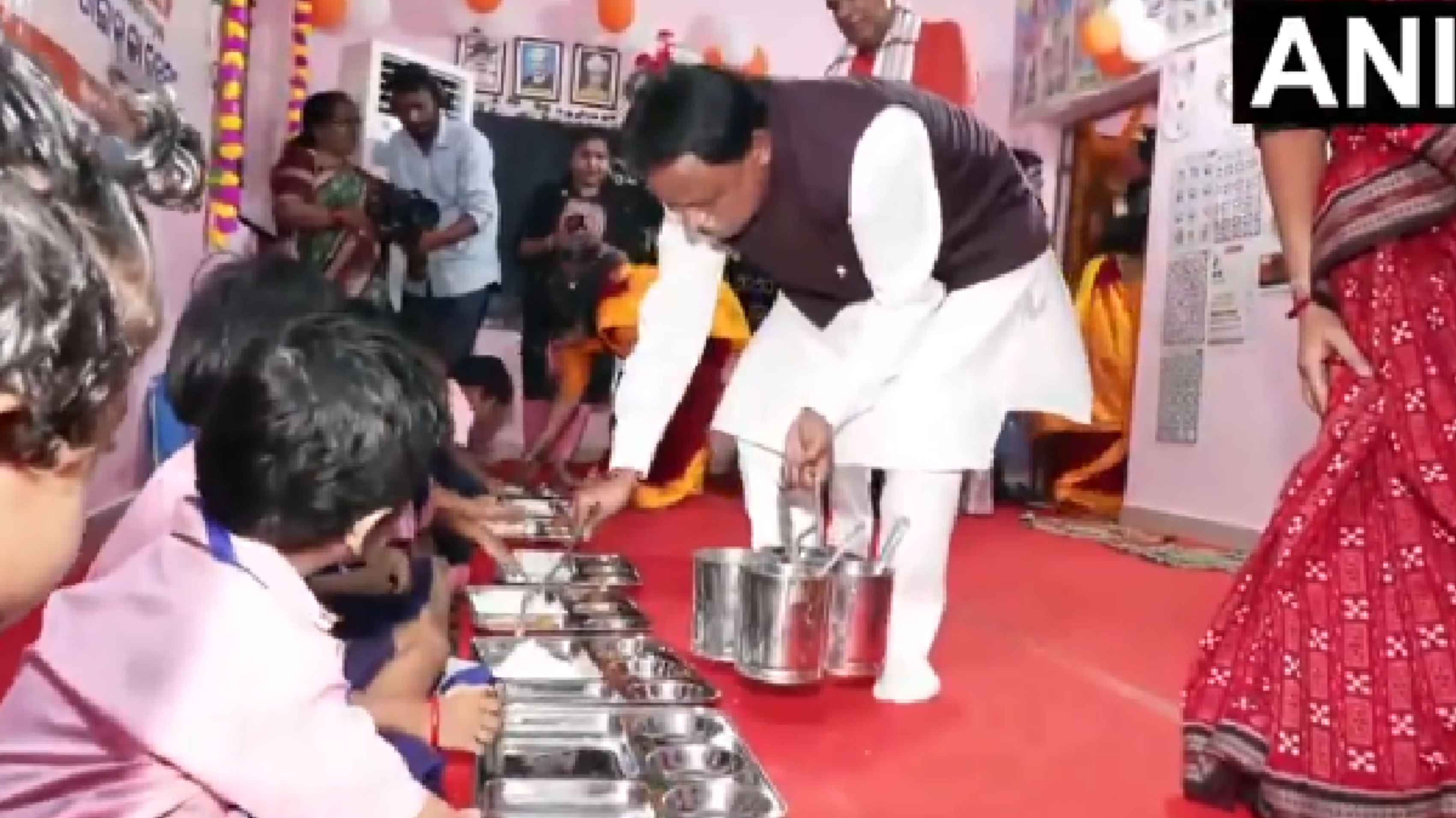 Odisha CM Majhi Serves Meals to Children at Anganwadi Centre During Poshan Maah 2026