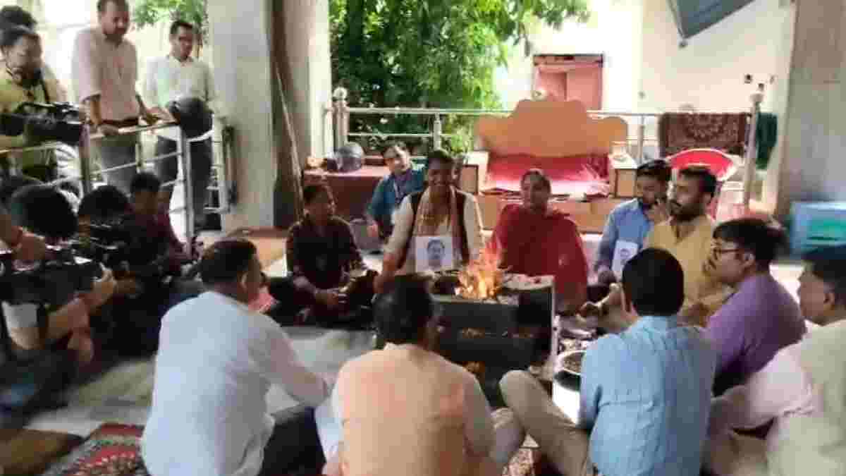 ‘ಶುದ್ಧೀಕರಣ’ ವಿವಾದಕ್ಕೆ ಬಿಜೆಪಿ ತಿರುಗೇಟು; ರಾಹುಲ್ ಗಾಂಧಿ ಭಾವಚಿತ್ರವಿಟ್ಟು ‘ಬುದ್ಧಿ ಶುದ್ಧಿ ಯಜ್ಞ’!!