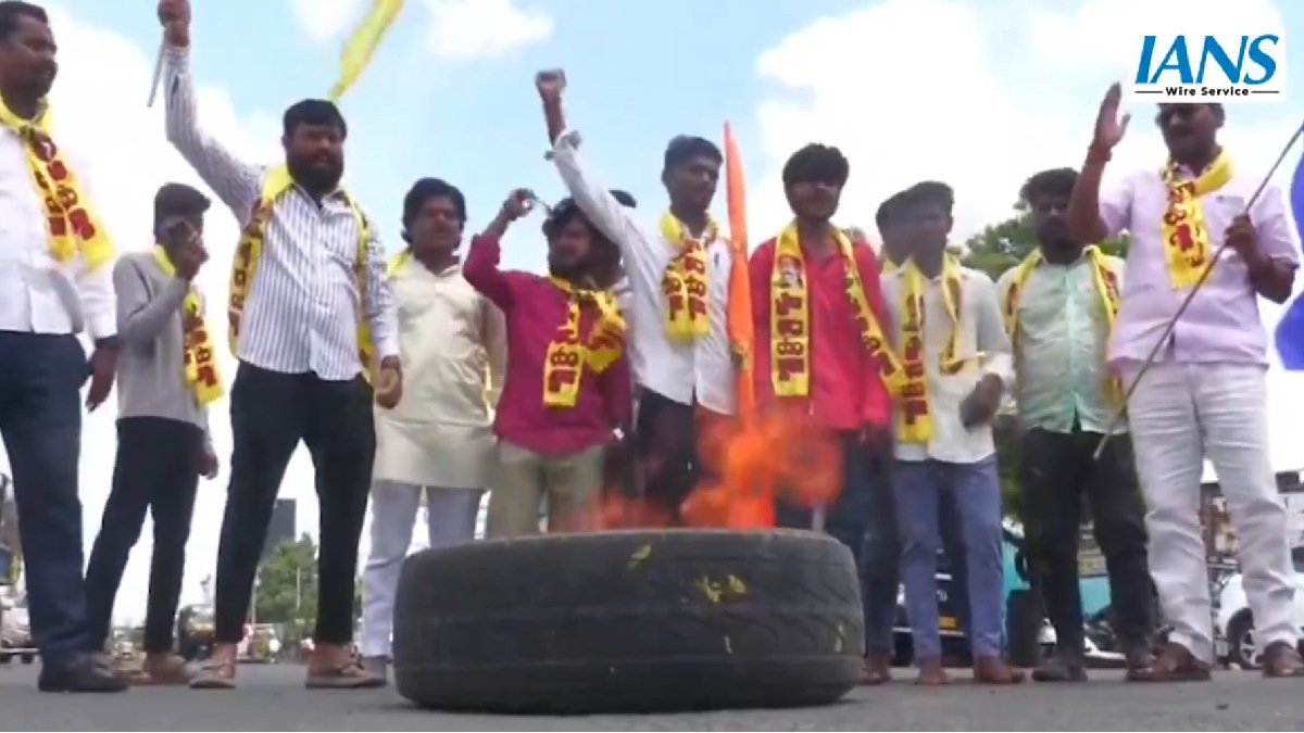 ಕಲಬುರಗಿಯಲ್ಲಿ ಸಿದ್ದು ಪ್ರತಿಮೆ ತೆರವು ಕಿಚ್ಚು- ರಸ್ತೆಗಿಳಿದು ಬೆಂಬಲಿಗರ ಪ್ರತಿಭಟನೆ, ಟೈರ್‌ಗೆ ಬೆಂಕಿ!!