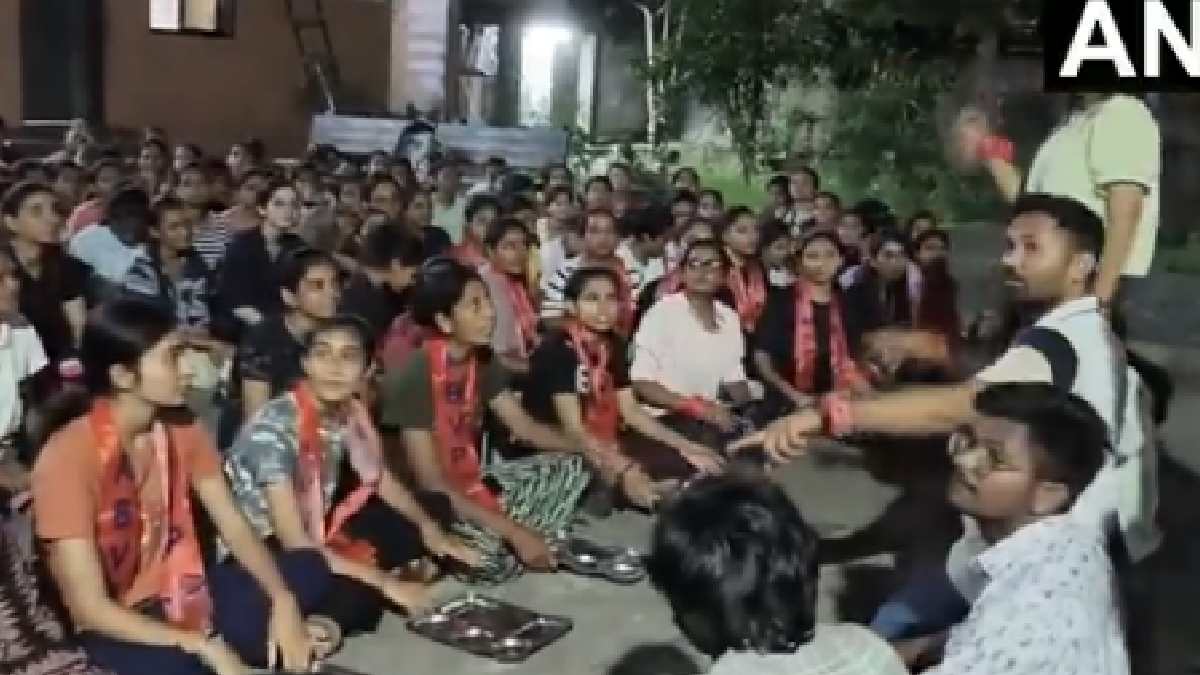 Surat girls hostel students protest over facilities | Photo Credit: https://x.com/ANI