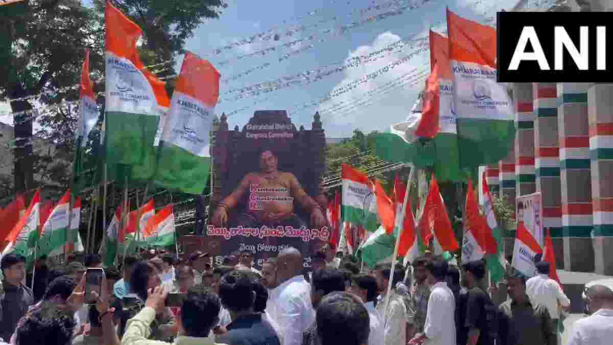 ಹೈದರಾಬಾದ್‌ನಲ್ಲಿ ಕಾಂಗ್ರೆಸ್‌ ವಿಭಿನ್ನ ಪ್ರತಿಭಟನೆ; ಕೆಸಿಆರ್‌ರನ್ನು ‘ಕುಂಭಕರ್ಣ’ನಂತೆ ಬಿಂಬಿಸಿ ಪೋಸ್ಟರ್‌ ಪ್ರದರ್ಶನ!!