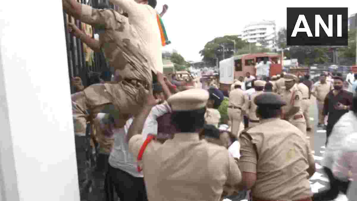 ವಿದ್ಯಾರ್ಥಿಗಳ ಬಾಕಿ ಶುಲ್ಕ ಮರುಪಾವತಿಗೆ ಆಗ್ರಹ | Photo Credit: https://x.com/ANI