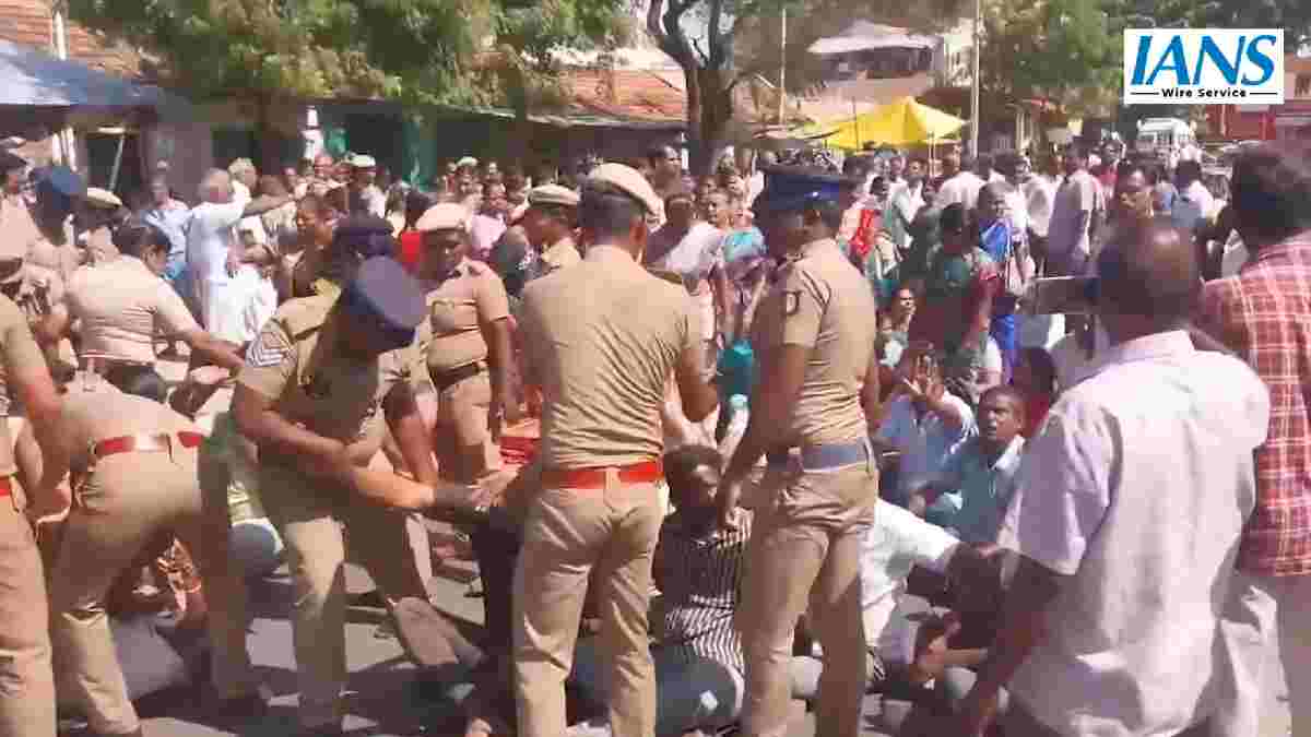 ಕ್ವಾರಿಗಳಲ್ಲಿ ಕಸ ಸುರಿಯುವುದಕ್ಕೆ ವಿರೋಧ; ತಿರುಪ್ಪೂರು–ಅವಿನಾಶಿ ರಸ್ತೆ ತಡೆ, 300ಕ್ಕೂ ಹೆಚ್ಚು ಬಂಧನ!!