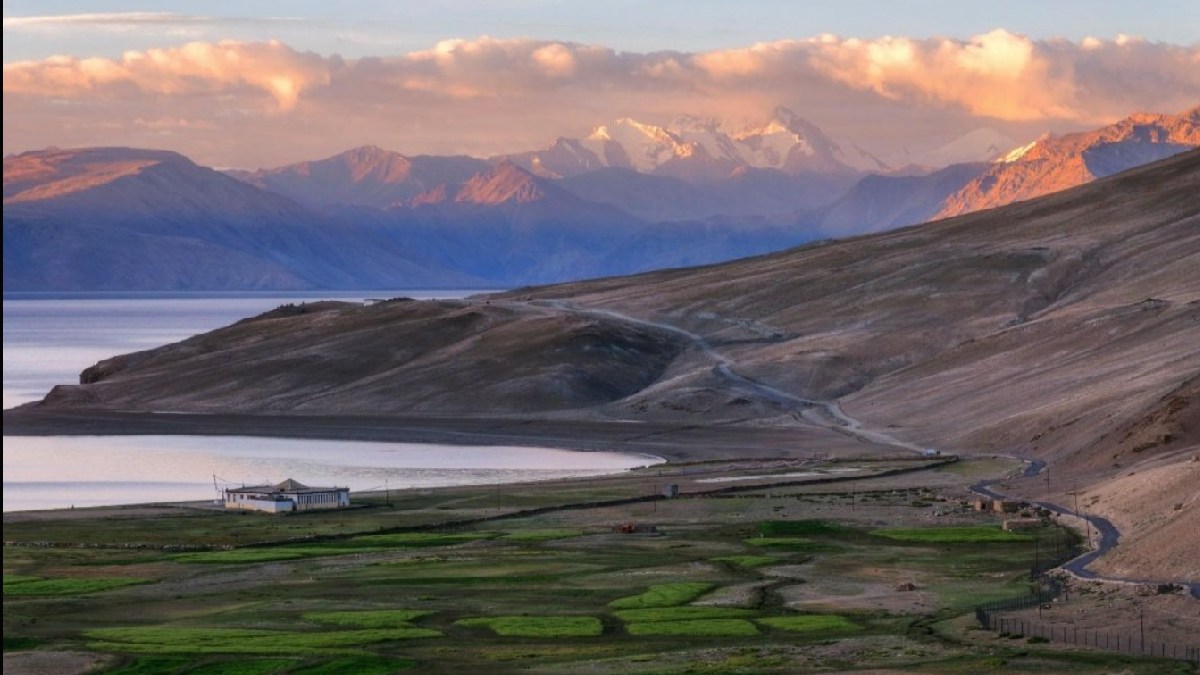 This Breathtaking Indian Lake Looks Straight Out of a Foreign Travel Brochure