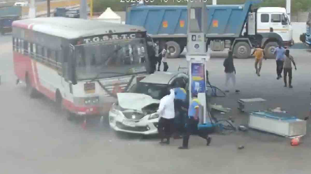 ಕಂಟ್ರೋಲ್ ತಪ್ಪಿದ TSRTC ಬಸ್ ಪೆಟ್ರೋಲ್ ಬಂಕ್‌ಗೆ ಡಿಕ್ಕಿ!!