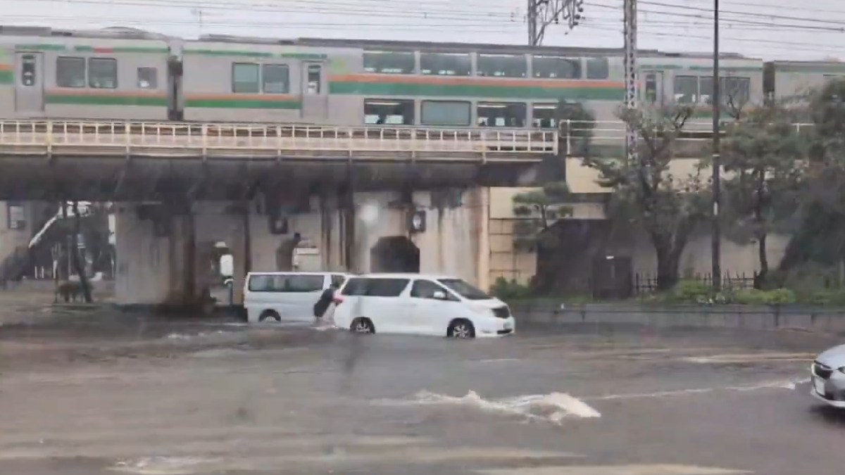 Typhoon Dujuan Batters Japan: 2 Dead, 4 Missing as Floods and Landslides Hit Tokyo Region