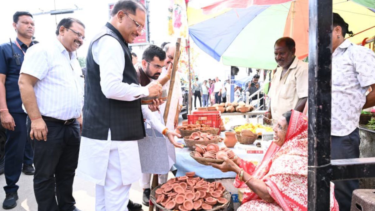Chhattisgarh CM Vishnu Deo Sai Stops at Raipur Roadside Stall | Photo Credit: https://x.com/ChhattisgarhCMO