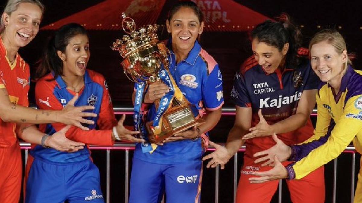 ಮಹಿಳಾ ಪ್ರೀಮಿಯರ್ ಲೀಗ್ ಟ್ರೋಫಿ ಮತ್ತು ಆಟಗಾರ್ತಿಯರು | Photo Credit: https://x.com/MSohailAfzal10
