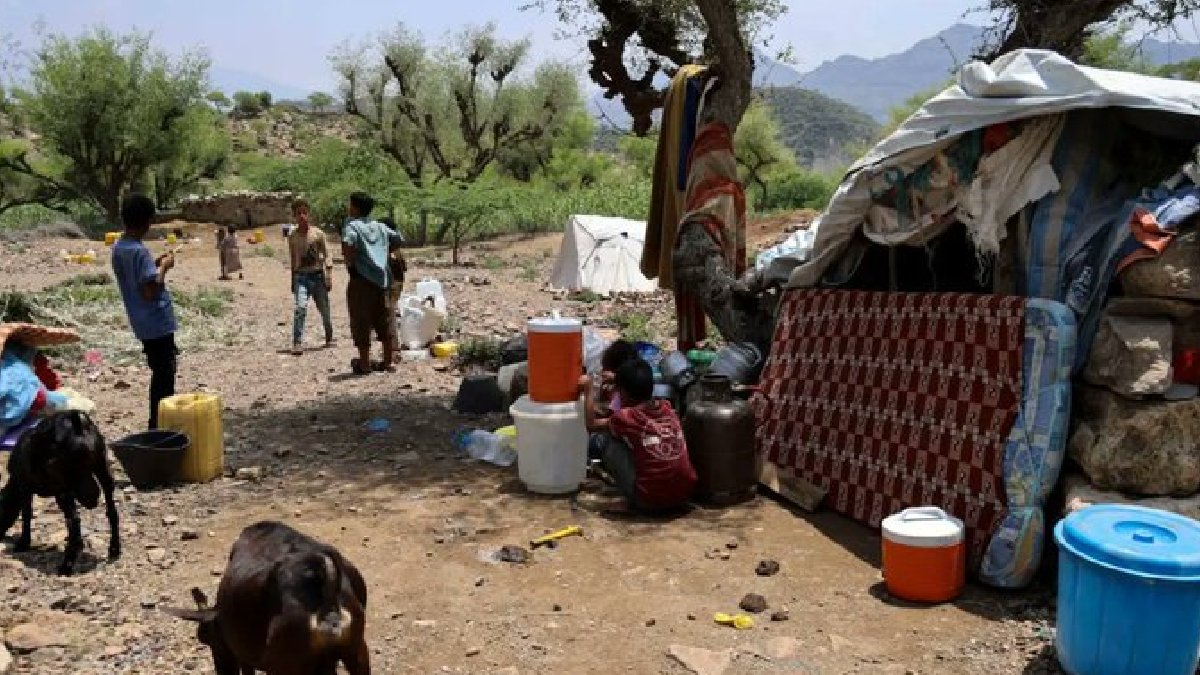 Yemen Crisis: Death Toll Crosses 300 as Houthi Offensive Displaces Thousands