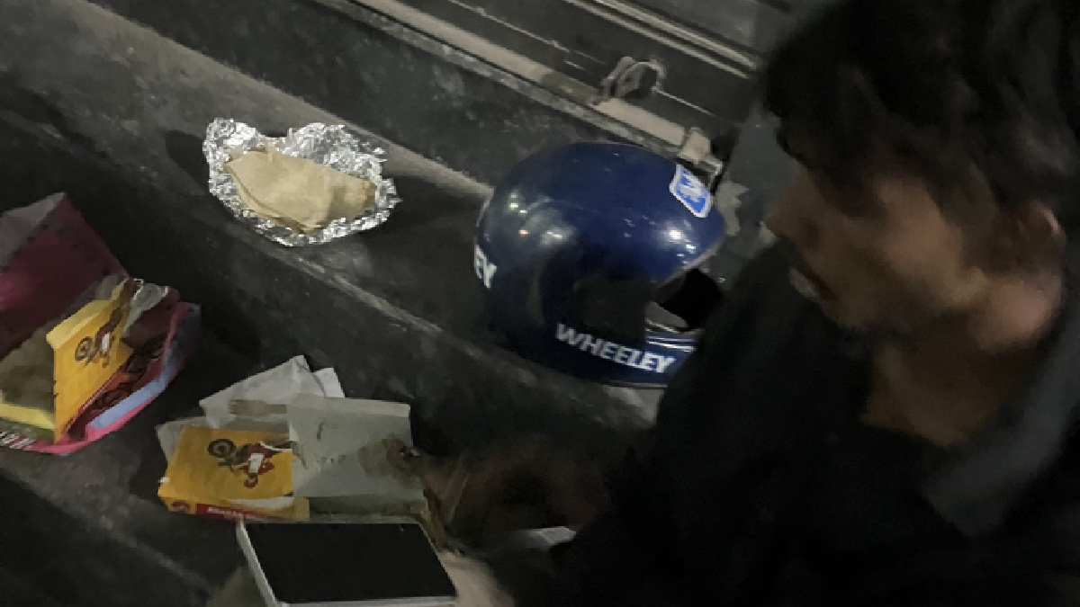Gurugram Zomato Shock: Customer Allegedly Finds Delivery Rider Eating His Food During Late-Night Order
