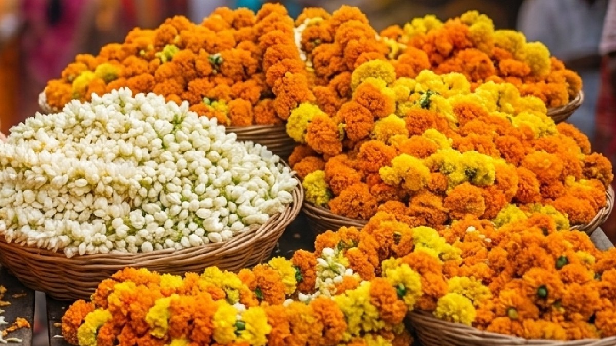 ಆಯುಧ ಪೂಜೆಗೆ ಹೂವು, ಹಣ್ಣು ಖರೀದಿ ಜೋರು - ಬೆಂಗಳೂರಿನ ಕೆಆರ್ ಮಾರುಕಟ್ಟೆಯಲ್ಲಿ ದರ ಎಷ್ಟಿದೆ?