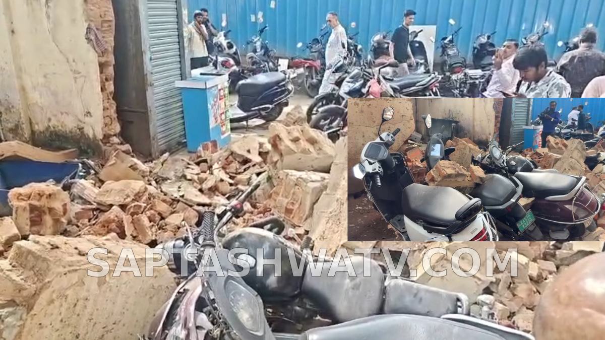 ಬೆಂಗಳೂರಿನ ಪಿ.ಎಸ್. ಲೈನ್ ರಸ್ತೆಯಲ್ಲಿ ಕಾಂಪೌಂಡ್ ಗೋಡೆ ಕುಸಿತ - ಬೈಕ್‌ಗಳಿಗೆ ಹಾನಿ!!