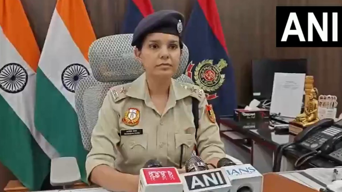 DCP Akanksha Yadav Praises Khushi Maheshwari for Chasing Phone Snatchers in Delhi