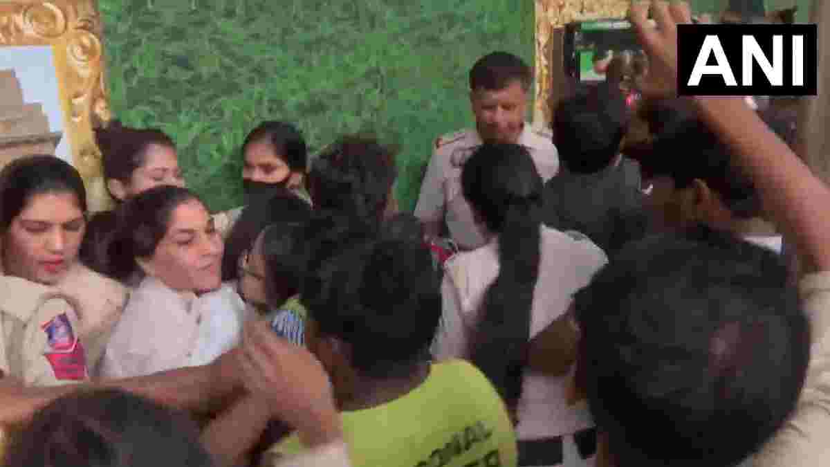 ಮಹಿಳೆಯೊಂದಿಗೆ ಪೊಲೀಸ್ ಸಿಬ್ಬಂದಿ ಅಸಭ್ಯ ವರ್ತನೆ ಆರೋಪ | Photo Credit: https://x.com/ANI