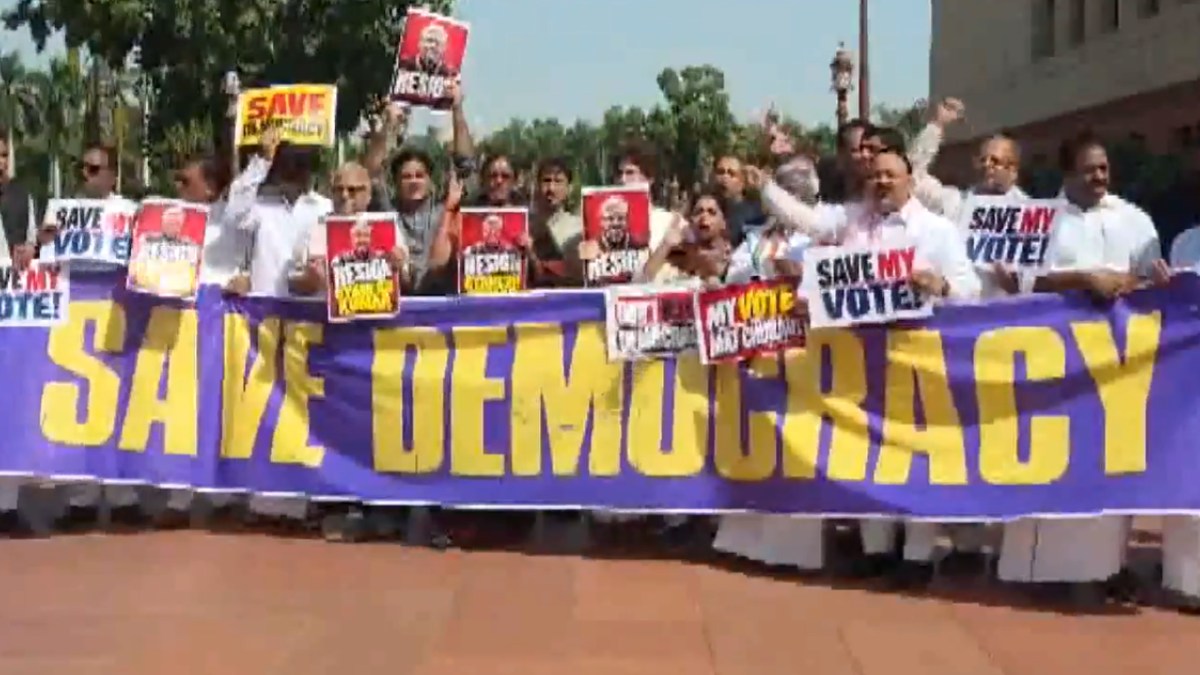 INDIA Bloc vs Election Commission: MPs Slogan Ahead of Major Delhi March | Photo Credit: https://x.com/ANI/