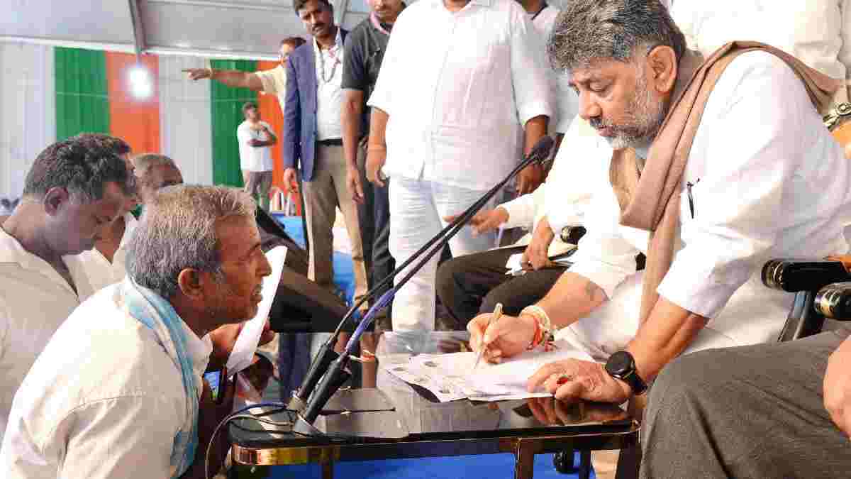 ‘ಕಾರು ಕಳ್ಳತನವಾಗಿದೆ, ಪೊಲೀಸರು ದೂರು ಸ್ವೀಕರಿಸುತ್ತಿಲ್ಲ’; ಸಿಎಂ ಡಿಕೆ ಶಿವಕುಮಾರ್ ಮುಂದೆ ವ್ಯಕ್ತಿಯ ಗಂಭೀರ ಆರೋಪ!!